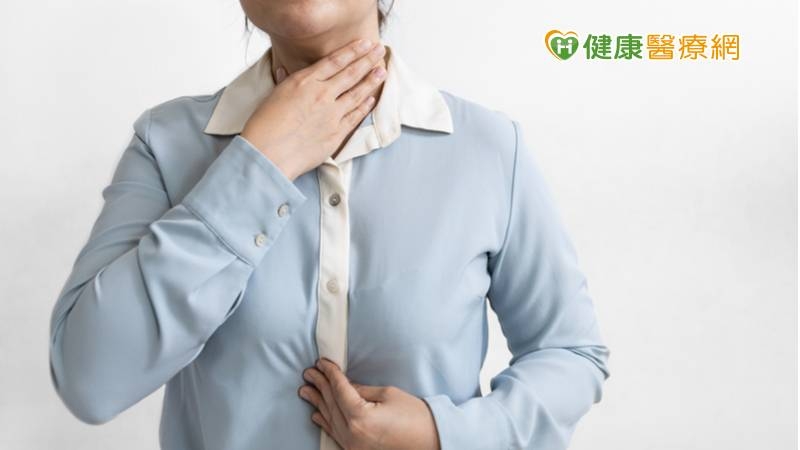 大口喝飲料小心!女誤吞蓋子塑膠片卡食道 醫內視鏡取出