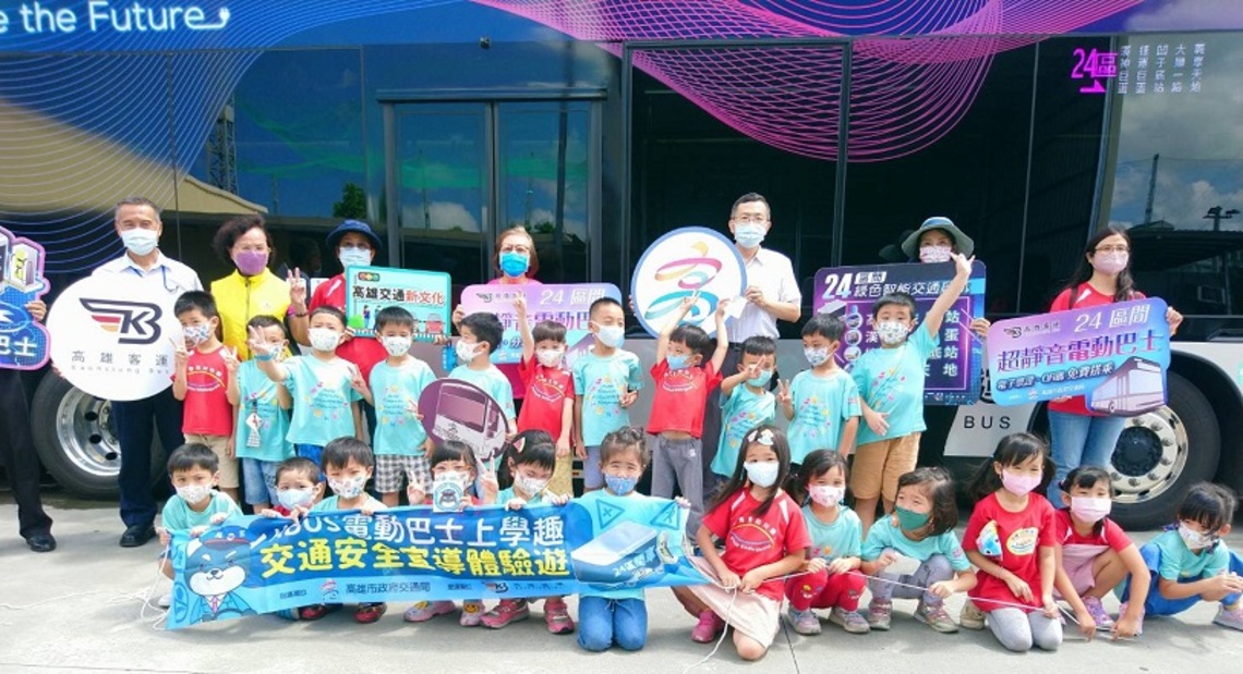 聖彼得幼兒園30位小朋友搭電動公車上學趣 交安宣導體驗遊