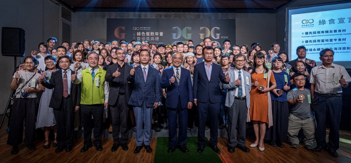 行政院蘇貞昌院長與農委會陳吉仲主委偕同與全體綠色餐廳合影