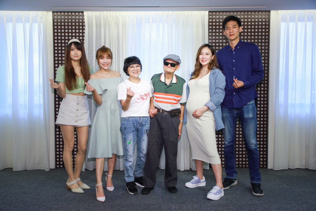 由左至右-徐小花、小優（游振宜）、紀寶如、李炳輝、蔡允潔、小潔老公Fraser