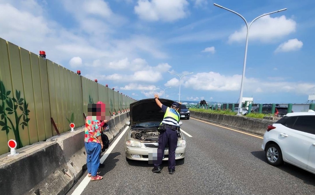 ▲員警於台74線巡邏時遇到拋錨自小客車,嘗試幫忙發動車輛 (圖/台中市警察局 提供)