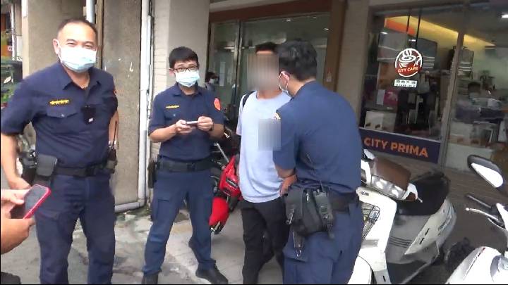 ▲豐原警於巡邏時眼尖發現收水車手,遂趨前關心盤查 (圖/台中豐原分局 提供)