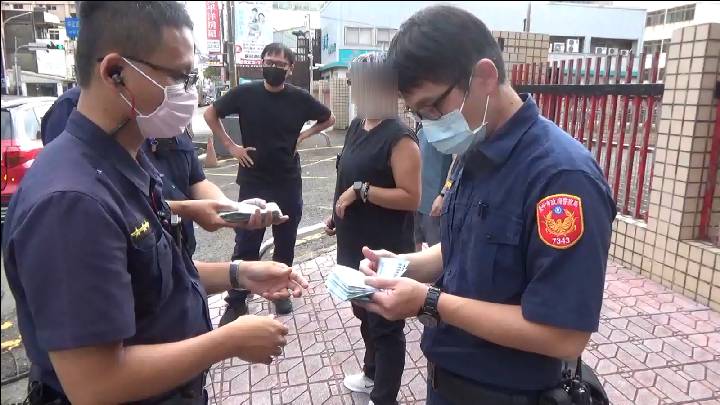 ▲當收水車手與員警僵持時,車手林女出現,交付贓款22萬元神助攻 (圖/台中豐原分局 提供)