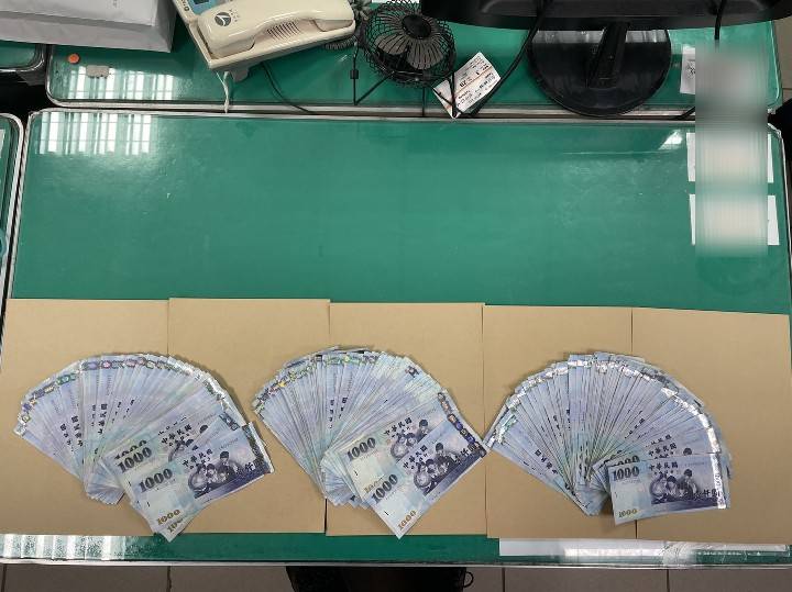 ▲警方在車手何嫌與林嫌身上起獲新台幣77萬元與三張提款卡等證物 (圖/台中豐原分局 提供)