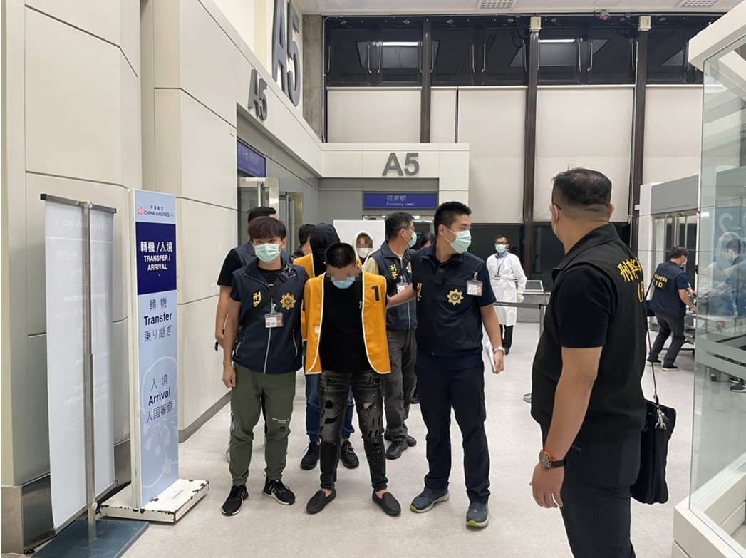 ▲中市刑警大隊在桃園國際機場將3名人口販運犯罪集團重要成員緝獲 (圖/台中市警察局 提供)