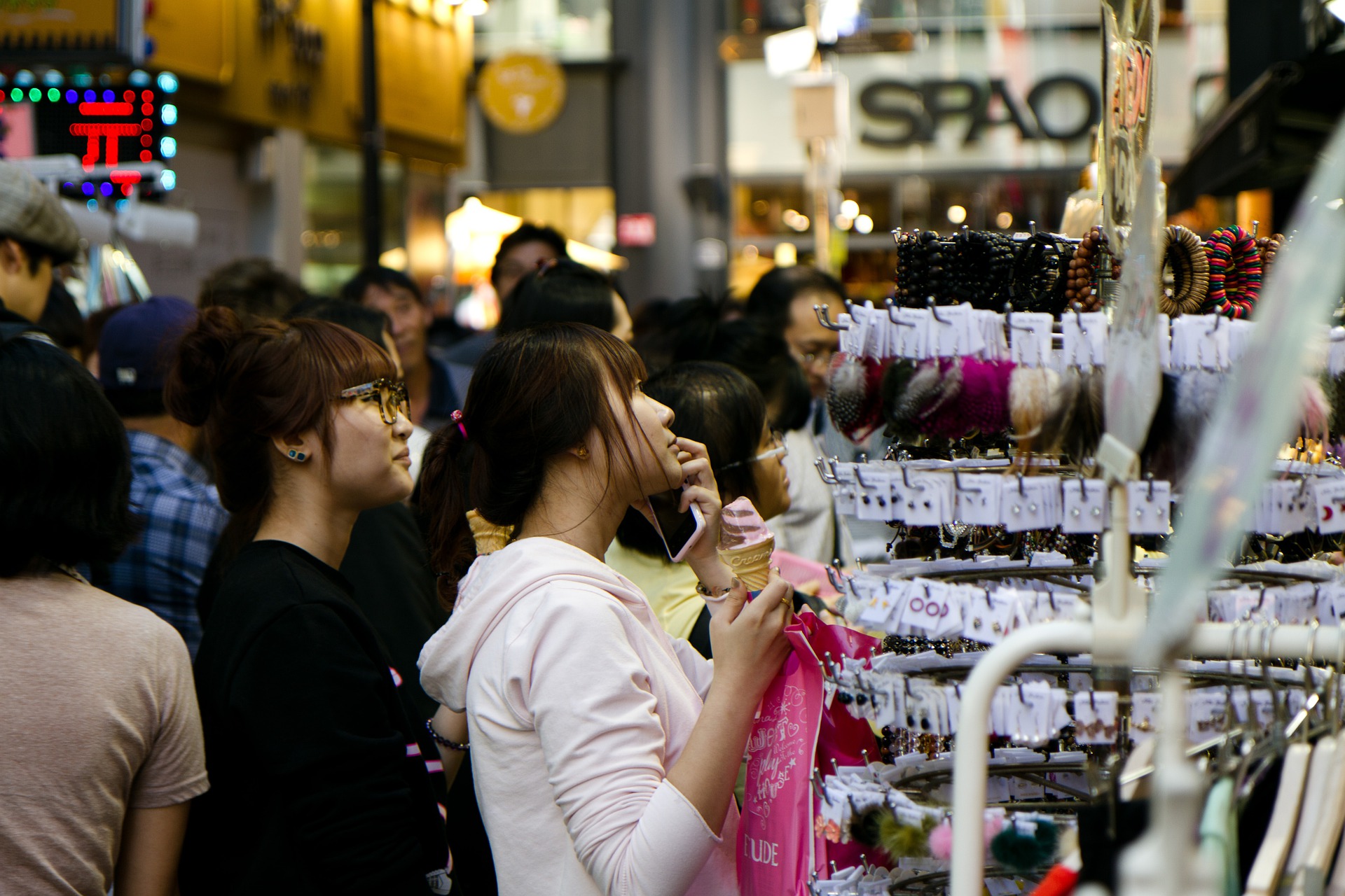 myeongdong-326137_1920