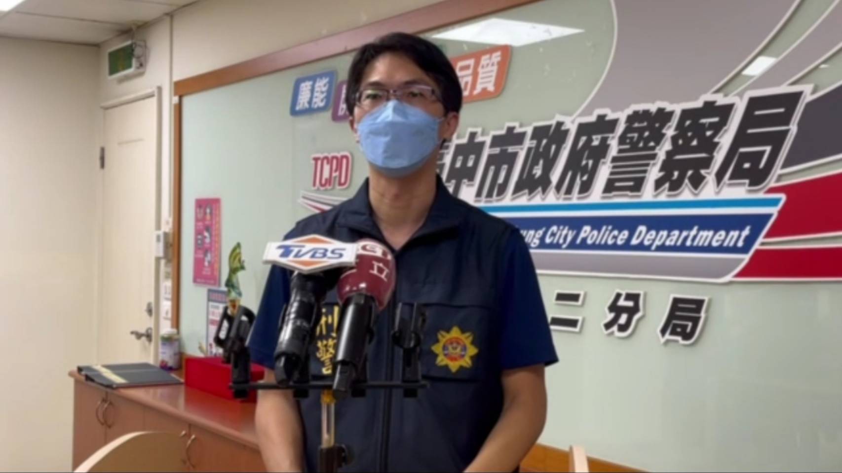 圖片說明:臺中市政府警察局第二分局偵查隊副隊長林育成說明案情。(記者謝榮浤翻攝)