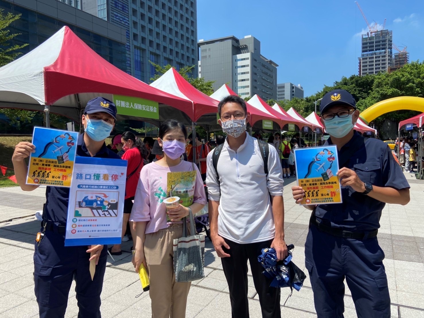 圖片說明:南港分局於南港車站南興公園辦理交通安全宣導,出動警用大型重機,向民眾宣導正確行車觀念。(記者林鈞澤翻攝)