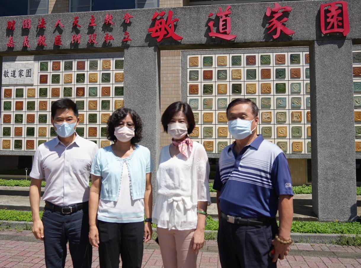 圖片說明 : 關心兒福出身的王育敏走訪敏道家園。(競選團隊提供)