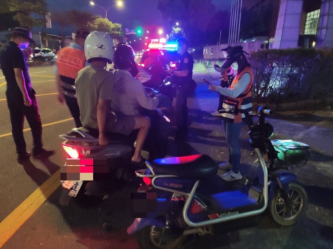 圖片說明:板橋警監聯合稽查防青少年飆車。(記者戴昱弘翻攝)