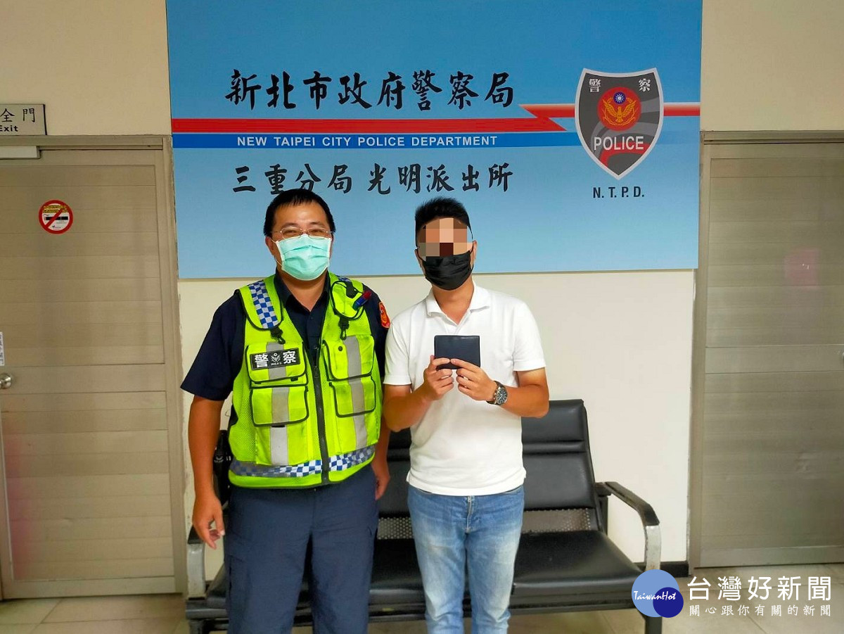 吳姓男子搭乘計程車回到家後發現錢包遺失報案，員警立即調閱監視器畫面協助尋回，開心到派出所領回，頻頻感謝員警積極與高效率的協助