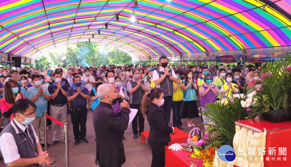 楊梅生命紀念園區111年度秋祭大典於崇德納骨塔前廣場舉行。<br /><br /> <br /><br />