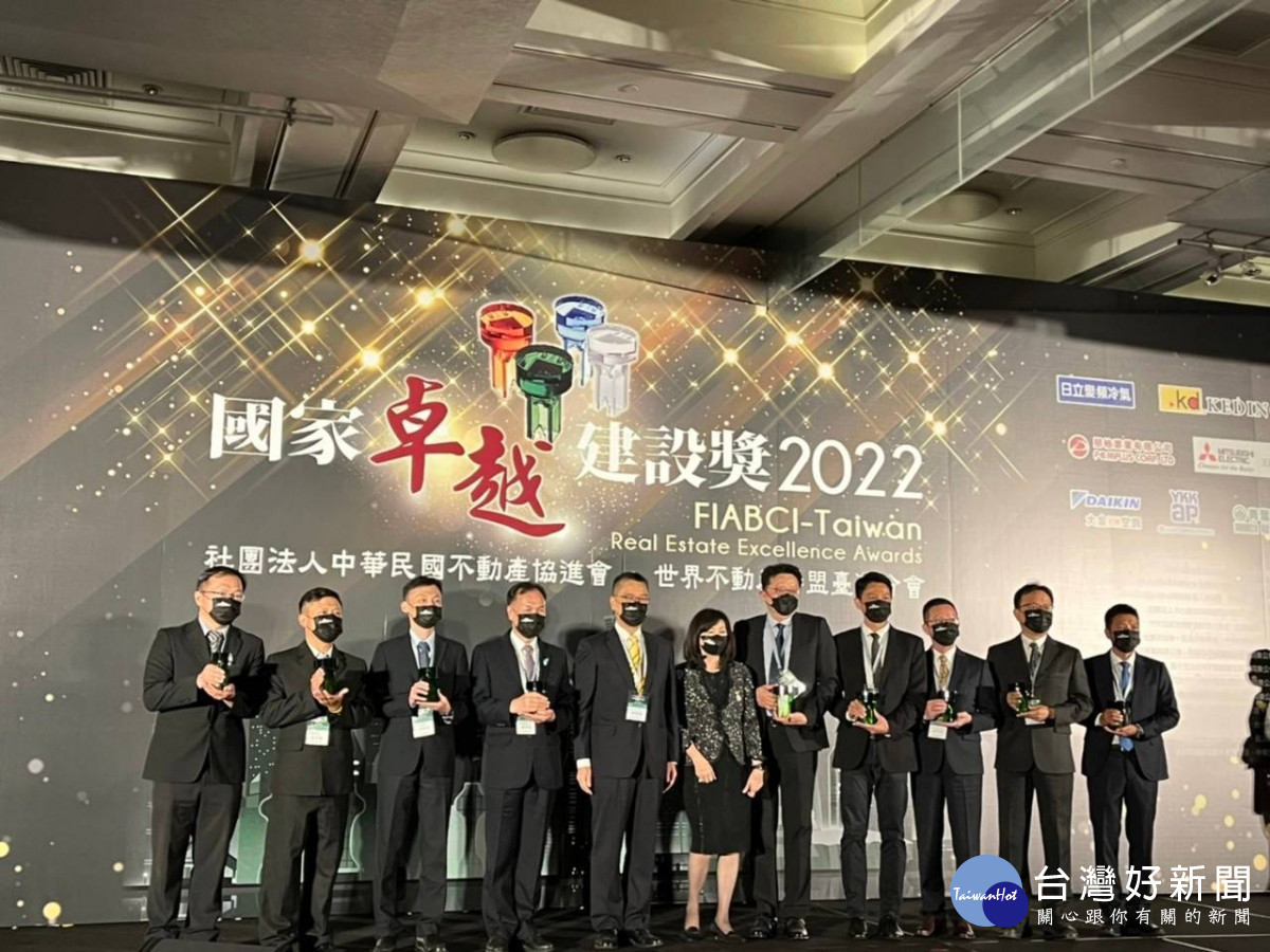 2022年國家卓越建設獎公布得獎名單，教育局主任秘書郭明洲代表出席領獎。