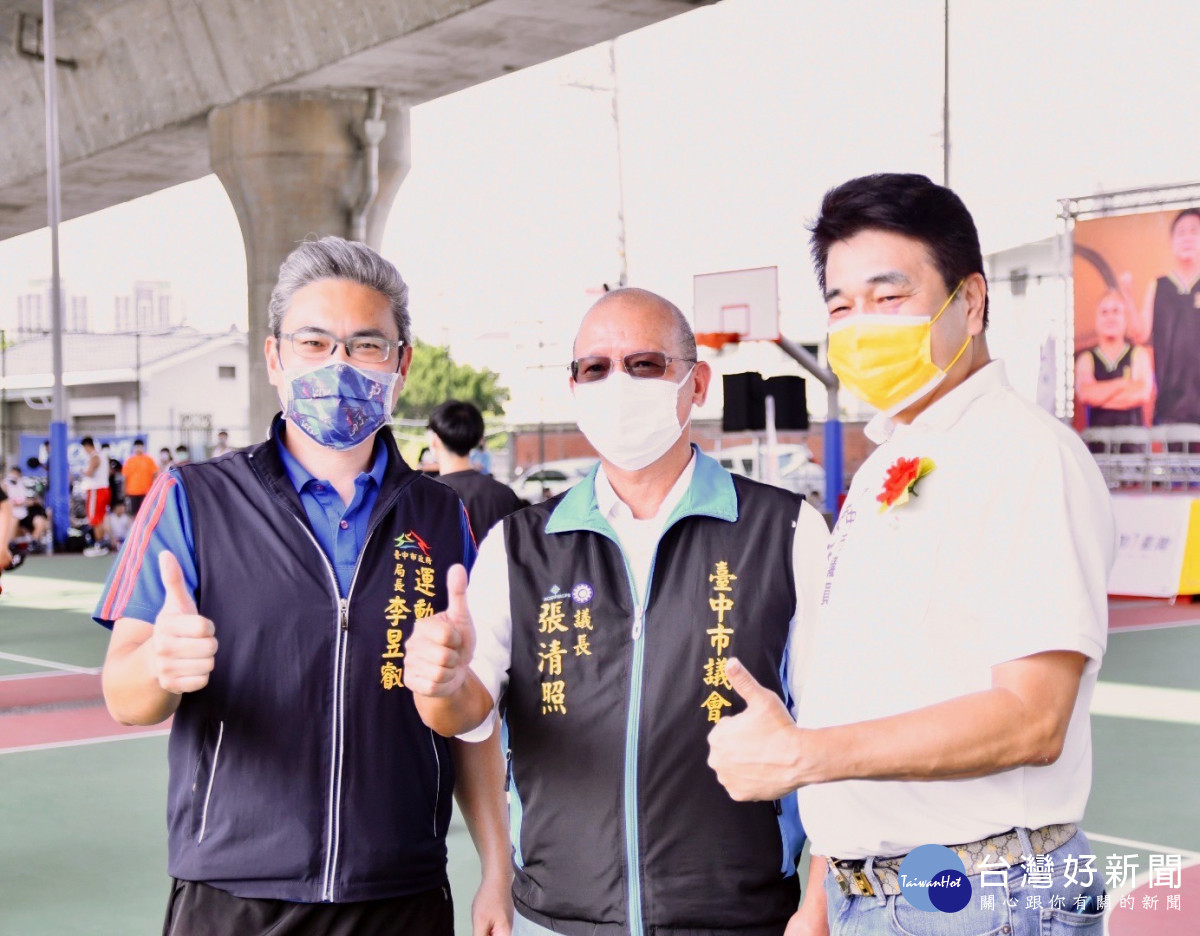 運動局長李昱叡代表盧秀燕市長出席活動,鼓勵市民運動樂活。