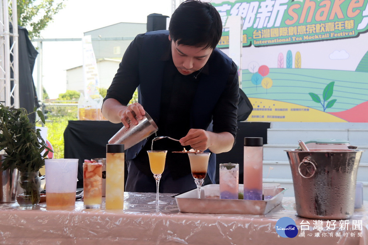 荼韓弈老師調飲讓觀眾忍不住垂涎。(記者扶小萍攝)