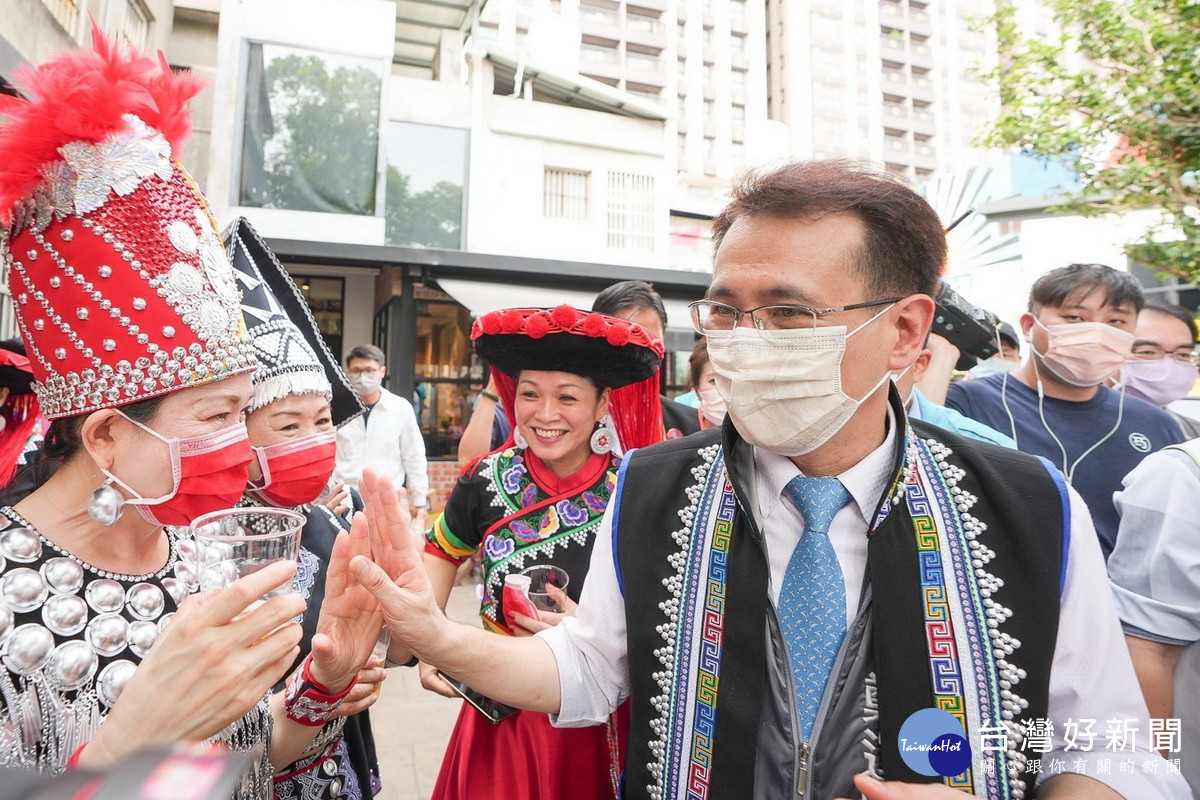 民進黨桃園市長參選人鄭運鵬參加「2022異域歌酒節活動」，體驗雲南少數民族文化。<br /><br /> 