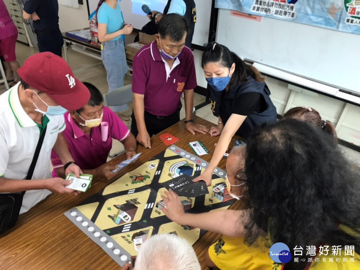 指導長者桌遊防詐。林重鎣