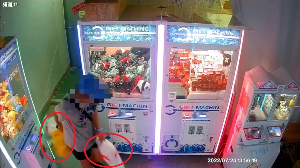 賴姓慣竊選定無人商店或趁攤商無人看管之際,搜刮財物及商品,得手後逃逸(相片提供:士林分局)