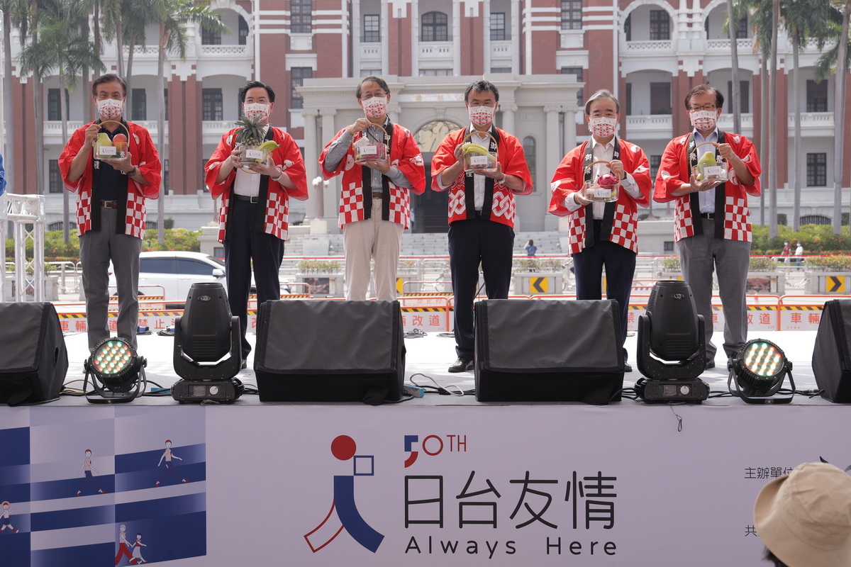 由左至右 台灣日本關係協會會長蘇嘉全、外交部部長吳釗燮、日本台灣交流協會代表泉裕泰、農委會主委陳吉仲、農糧署署長胡忠一及文化總會副會長江春男 共同預祝活動圓滿順利