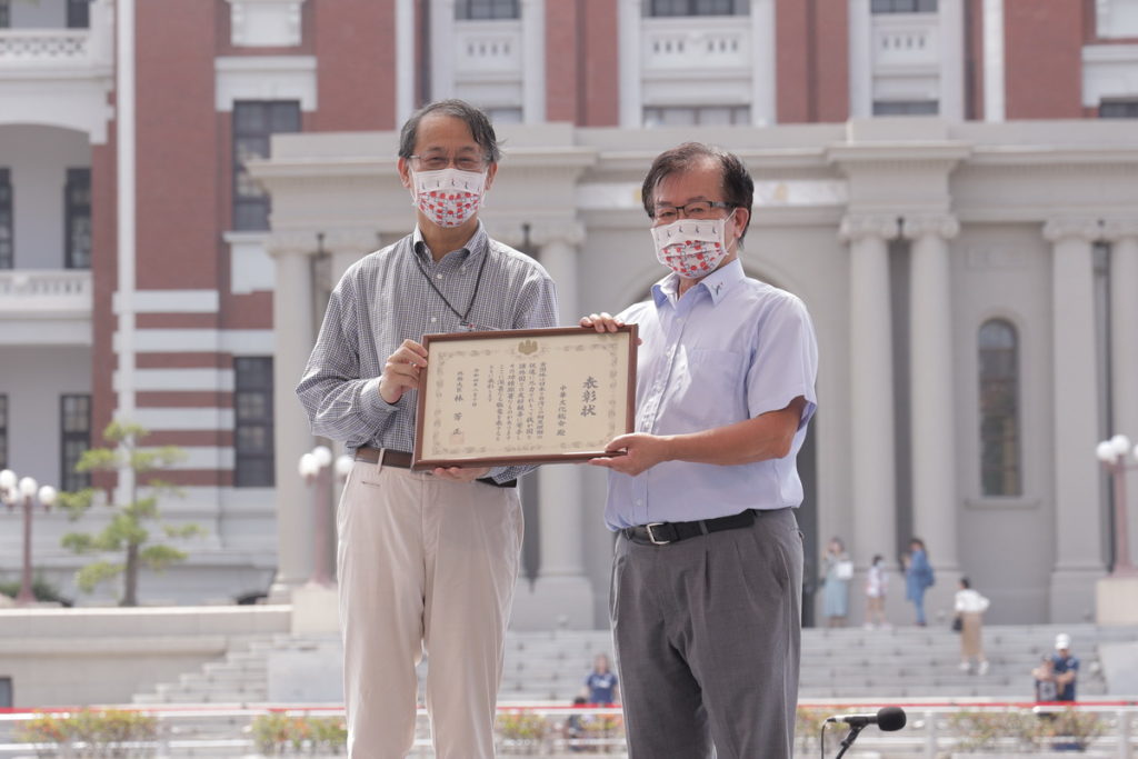 由左至右 日本台灣交流協會代表泉裕泰 文化總會副會長江春男