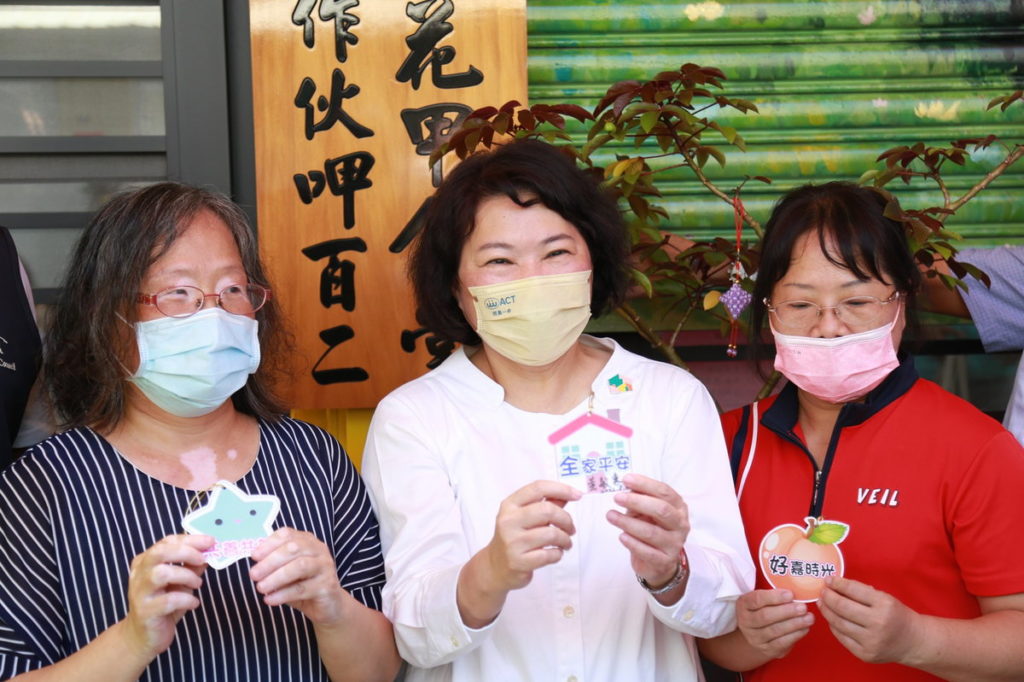 左1起林玉琴所長、市長、業媽媽