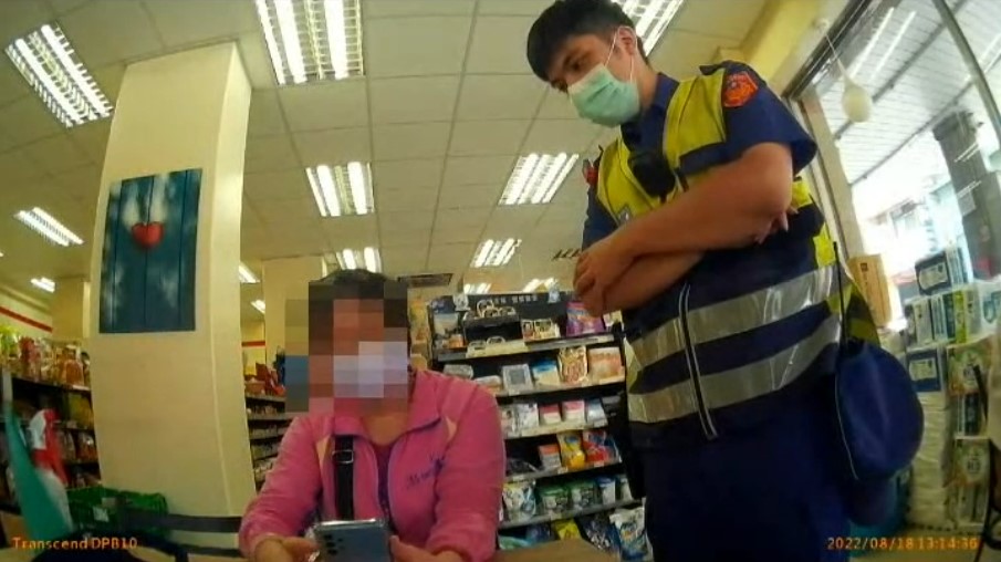 ▲婦人誤踩網路跨國戀情騙局，警員舉實例戳破「石油大亨」謊言 (圖/台中大雅警分局 提供)