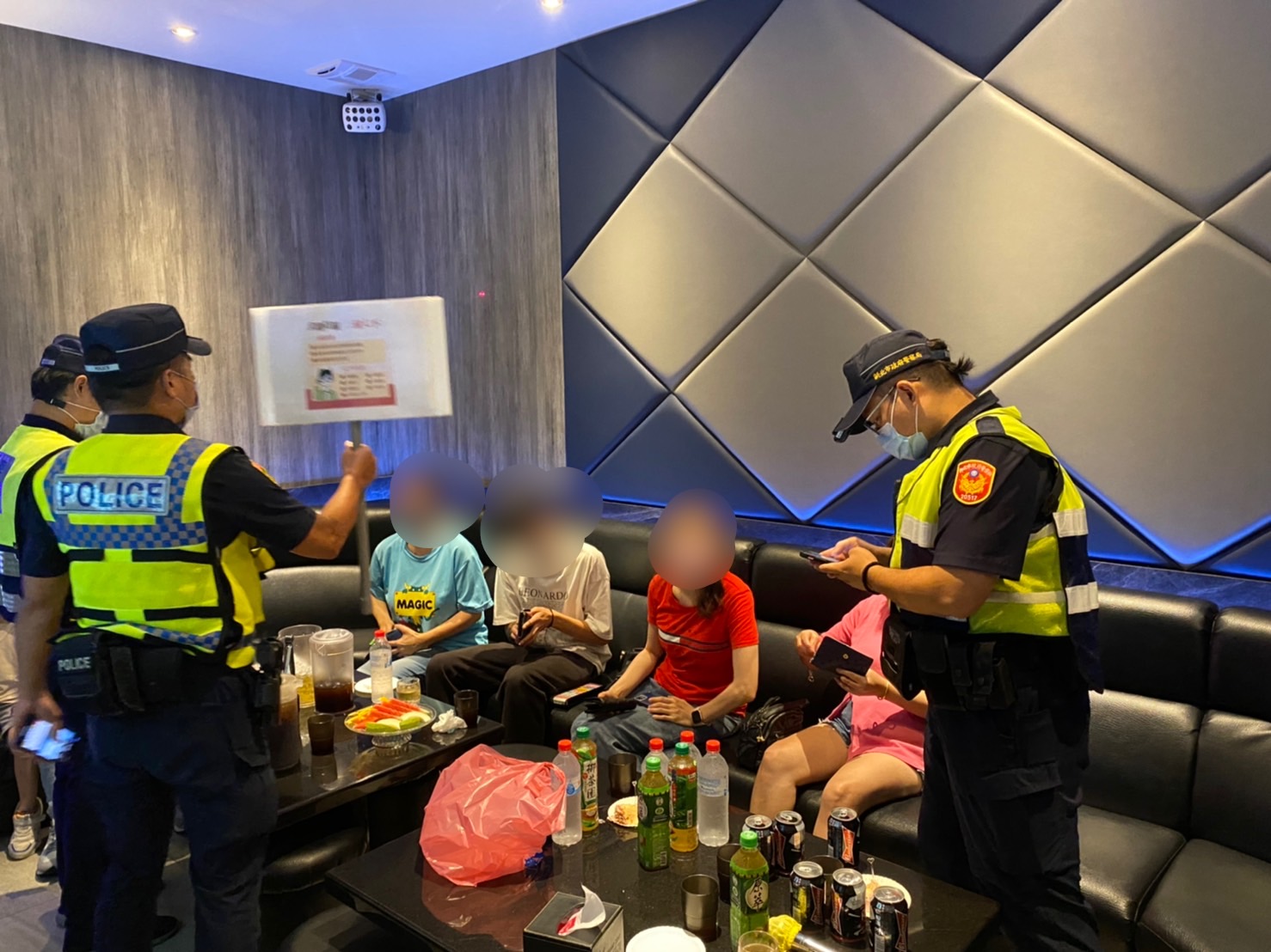 圖片說明：林口警加強臨檢並暖心宣導避免被詐淪「豬仔」。（記者吳萍翻攝）