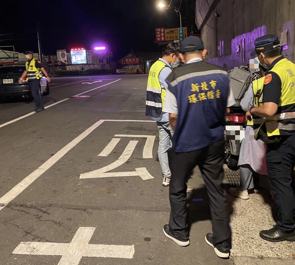 圖片說明:中和警與環保局聯合重點查緝噪音改裝車。(記者徐煜勝翻攝)