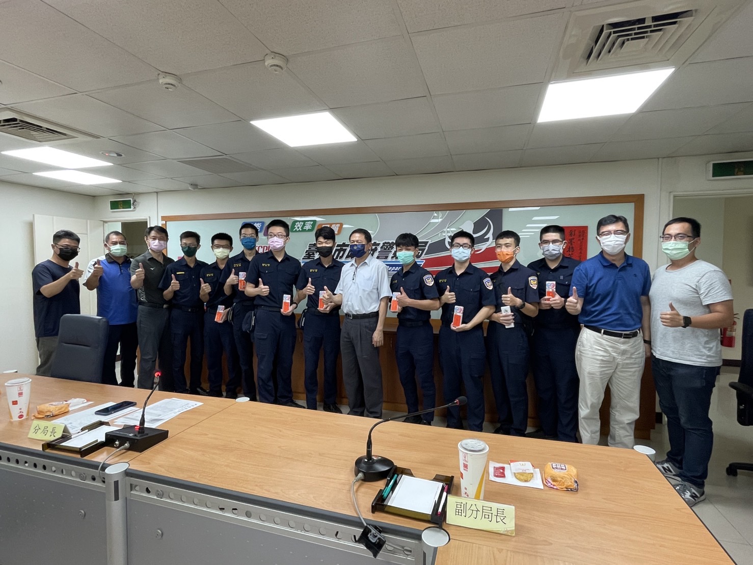 圖片說明:中市警二分局於日前舉辦暑假實習座談會,由分局長陳家銘主持並與警專實習生合影。(記者謝榮浤翻攝)