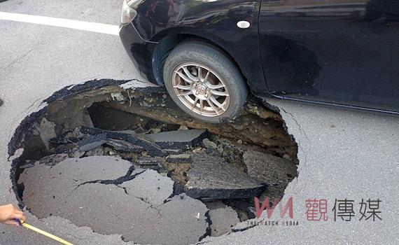 台南永康道路突塌陷 出現直徑約2公尺大洞