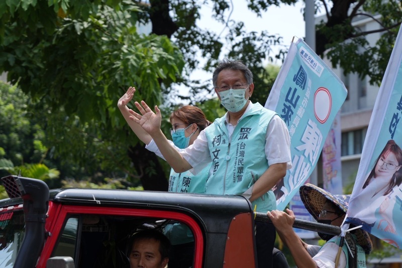漾新聞|柯文哲抵鳳山登戰車為陳妙真律師掃街拜票