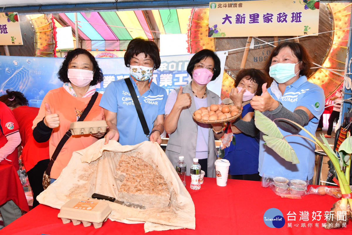 縣長王惠美行銷彰化優鮮濃處產品與米食。圖/記者鄧富珍攝