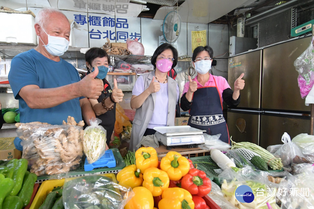 買菜振興拚經濟,縣長王惠美發放買菜抵用券,促進傳統市場買氣。圖/彰化縣政府提供