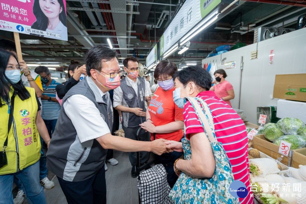 鄭市長巡視市場，與消費者互動。<br /><br /> 