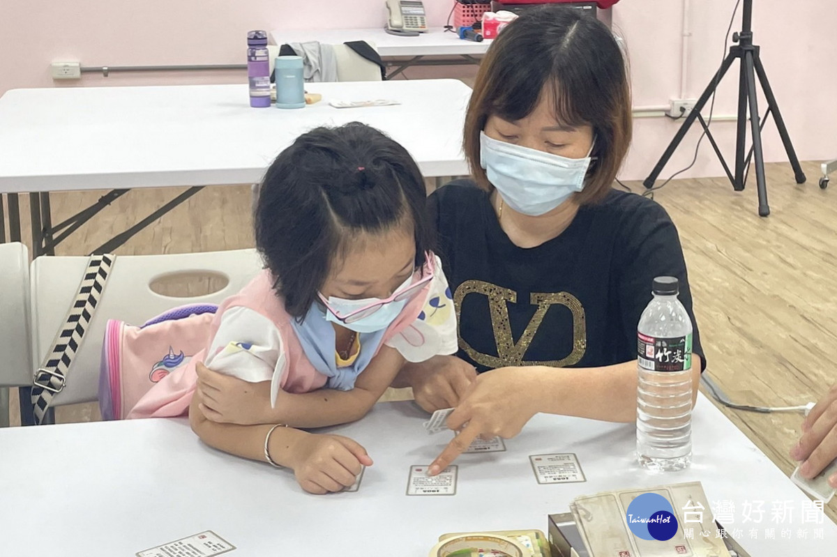 桃市社會局舉辦新住民親子成長工作坊,帶領子女設計具多元文化特色的桌遊。