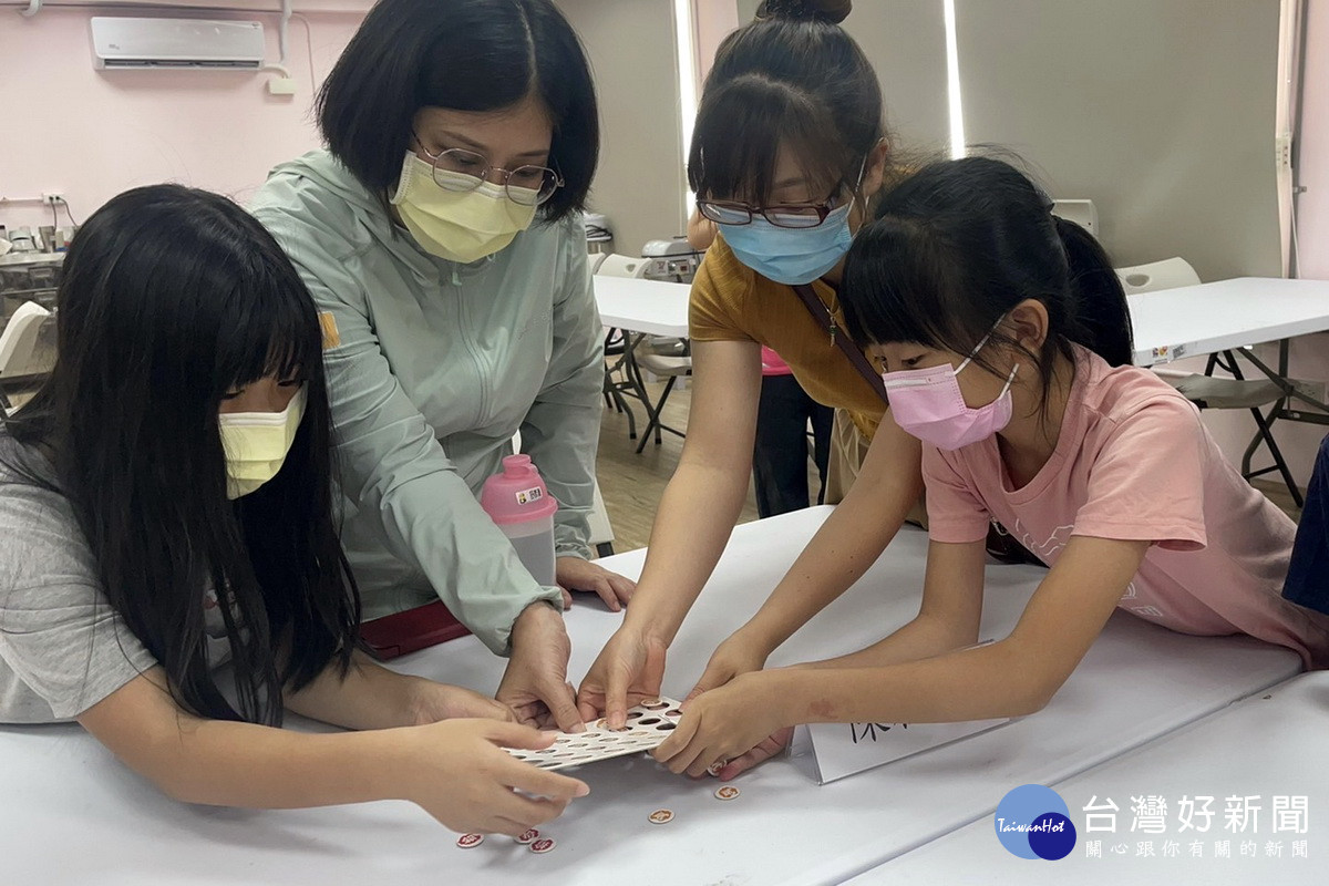 桃市社會局舉辦新住民親子成長工作坊,帶領子女設計具多元文化特色的桌遊。