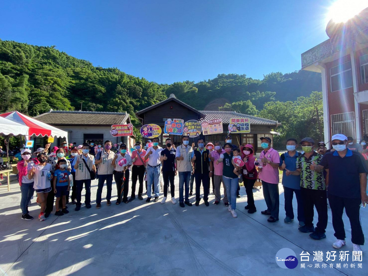 白河警分局配合東山區公所，在日治「東山牛肉崎警察官吏派出所」舉辦111年愛護地球做環保淨山健行活動／警方提供