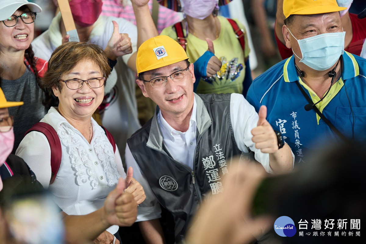 <br /><br /> 圖說:民進黨桃園市長參選人鄭運鵬出席「戀戀南崁溪大手牽小手親子健走」活動與大家合影。
