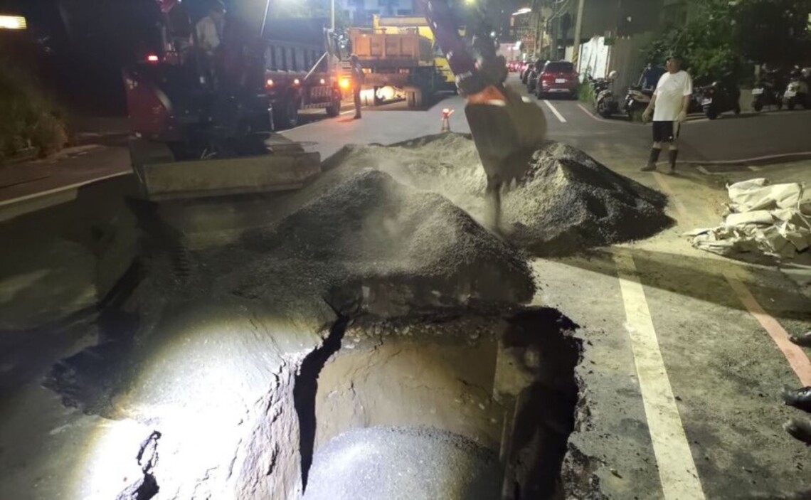 台南永康區路陷漏夜搶修通車