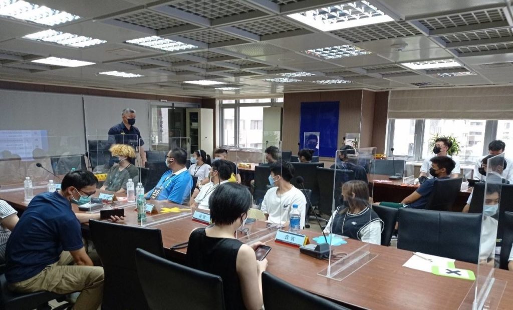 南港分局分局長親自向與會青少年宣導反毒反詐觀念。