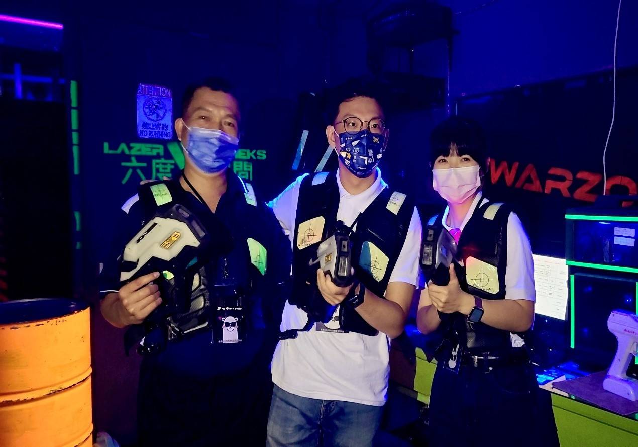 圖:南港分局透過決戰暗黑關懷少年活動,與青少年分組參與雷射槍賽事。