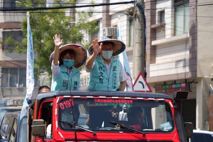 柯文哲南下高雄鳳山 為陳妙真律師車掃拉抬聲勢