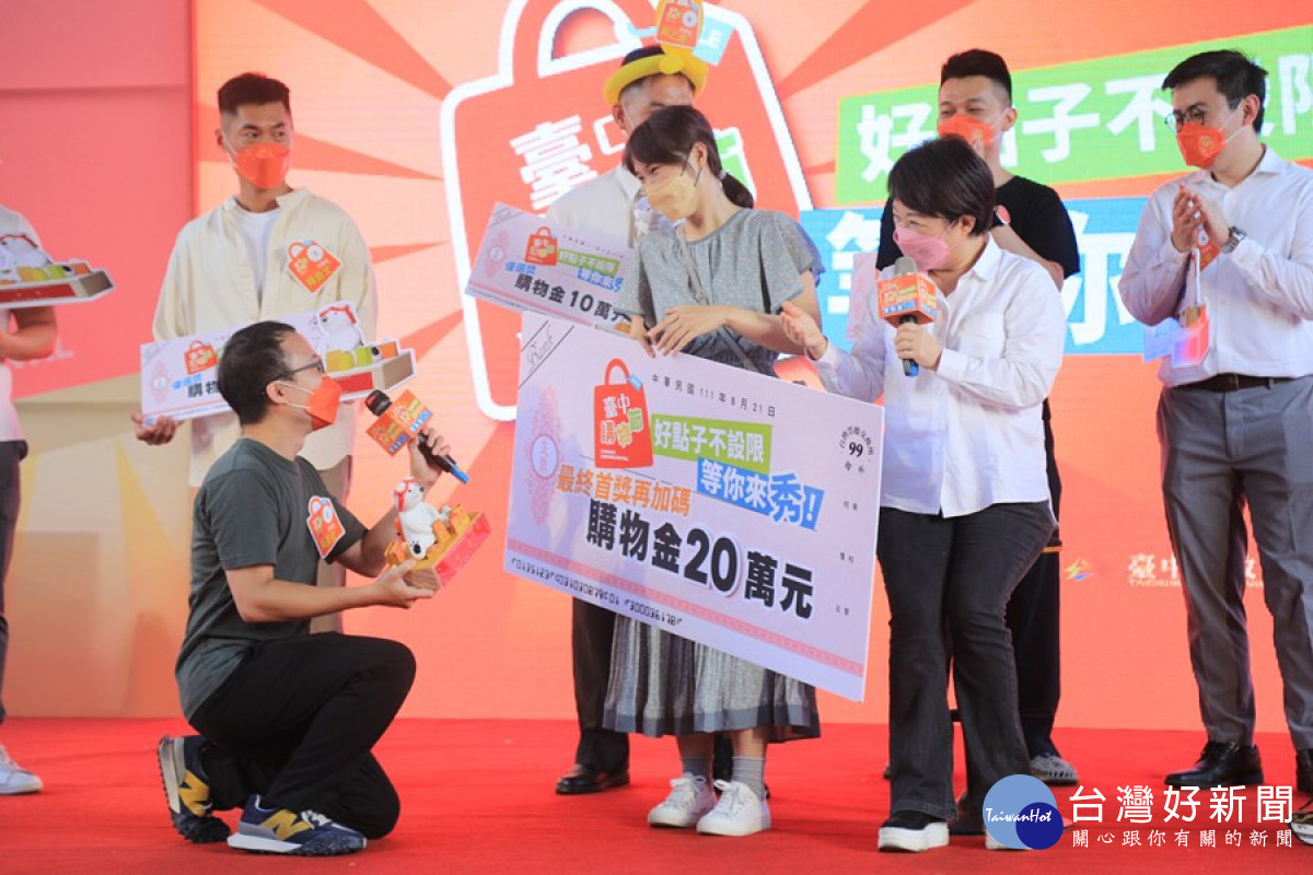 冠軍的參賽者林昱霆,獲獎後在台上上演向女友求婚。