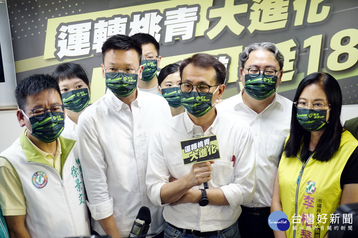 民進黨桃園市長參選人鄭運鵬接受媒體聯訪。