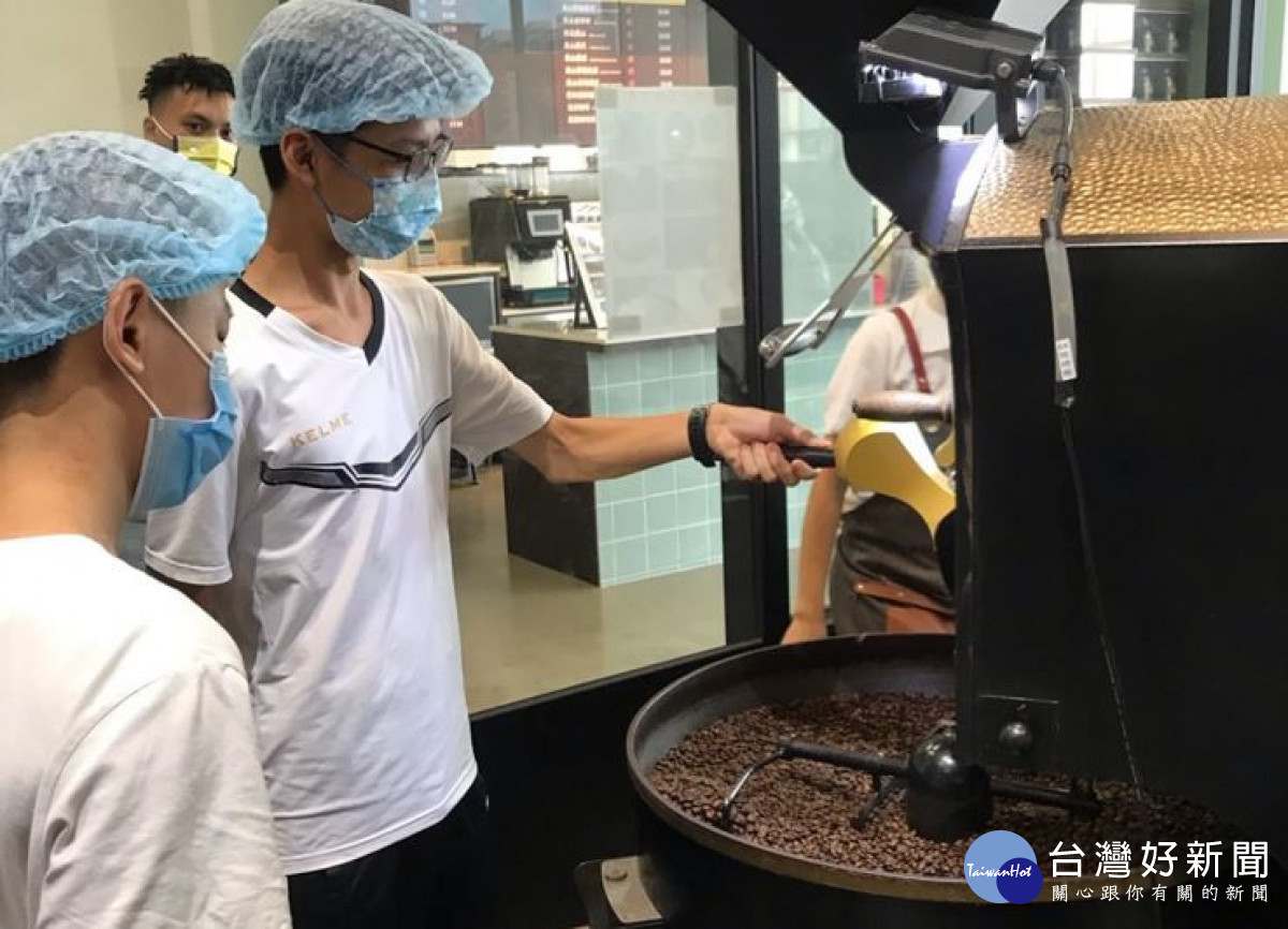 桃竹苗分署與金品食品合作規畫一系列職場體驗及實務課程，帶領年輕朋友認識咖啡產業。<br /><br /> <br /><br /> 