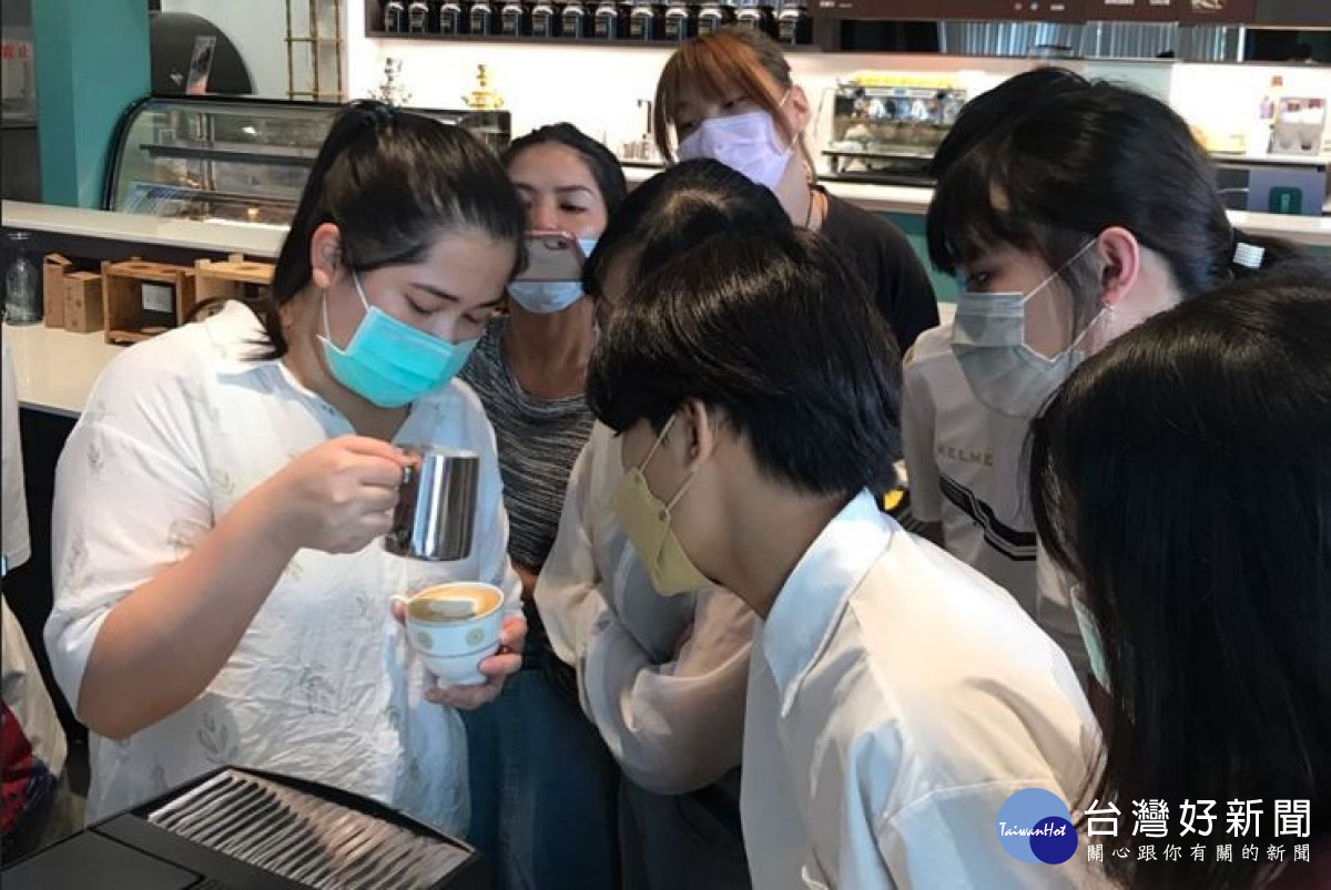 桃竹苗分署與金品食品合作規畫一系列職場體驗及實務課程,帶領年輕朋友認識咖啡產業。<br /><br /> <br /><br />