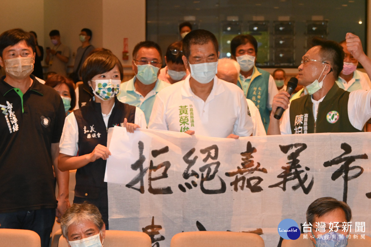 公聽會上嘉義縣多位民代到場舉布條抗議/陳致愷攝影