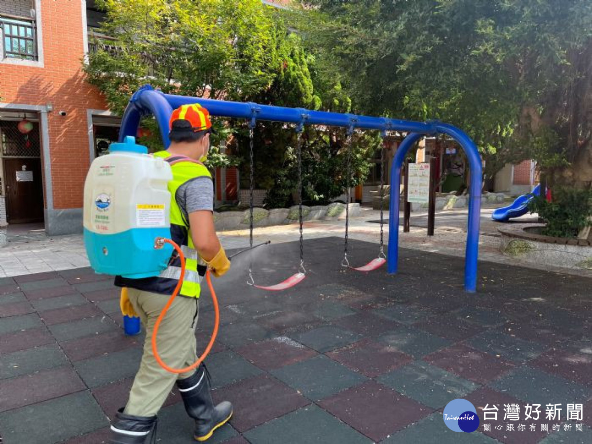 桃園環保局旗下的防疫消毒大隊，針對公共環境全面大消毒，讓師生們都能安心上課學習。