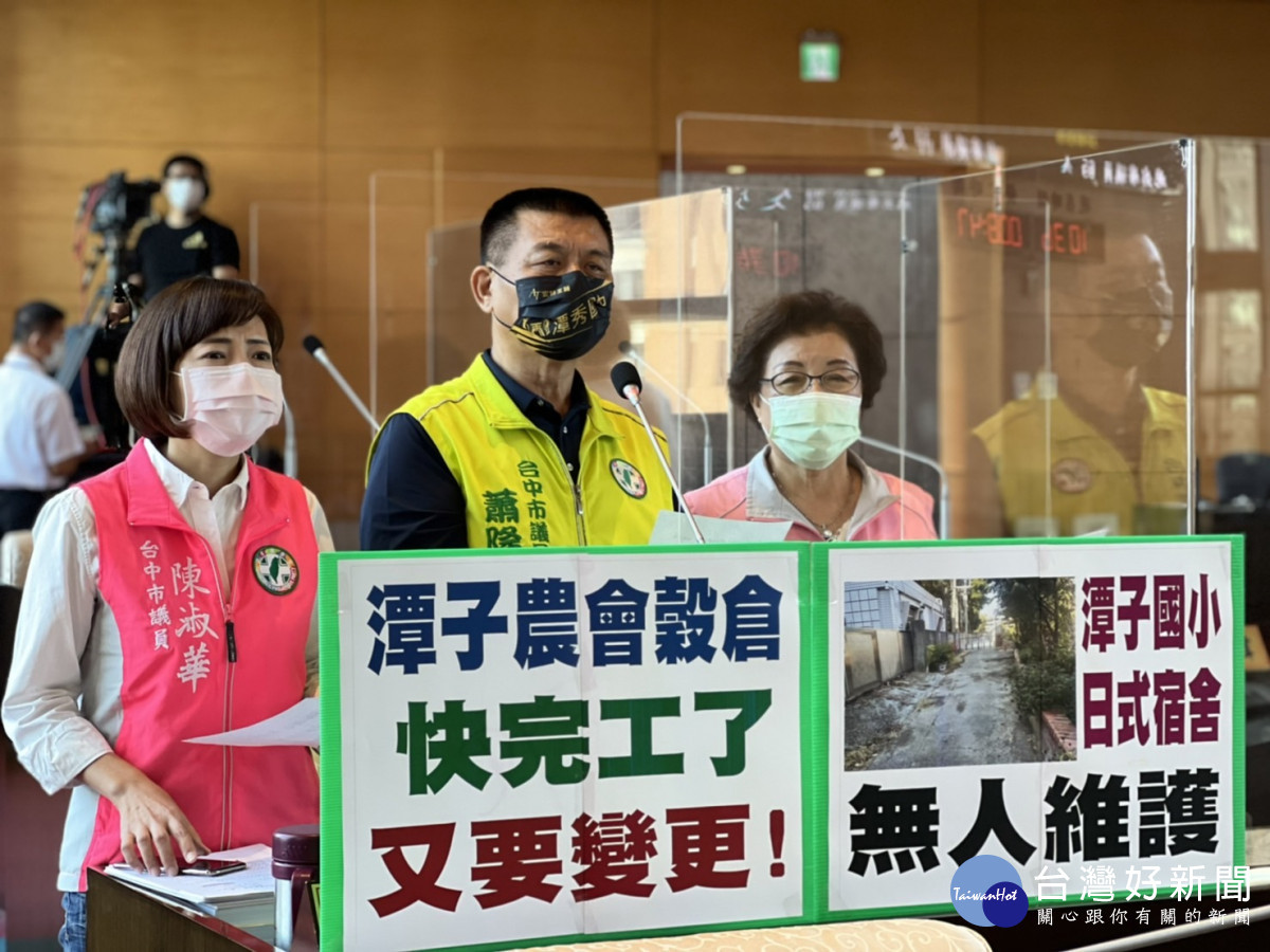 台中市議員蕭隆澤(中)質疑文化局砸8000萬元修復潭子國小日式宿舍，完工至今閒置1年，恐淪蚊子館。
