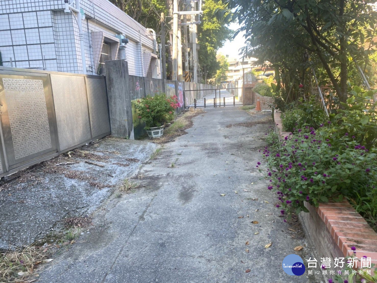 「潭子國小日式宿舍」去年7月完成修復,但至今目前大門深鎖,市議員蕭隆澤質疑花大錢整修歷史建築,卻閒置養蚊子。